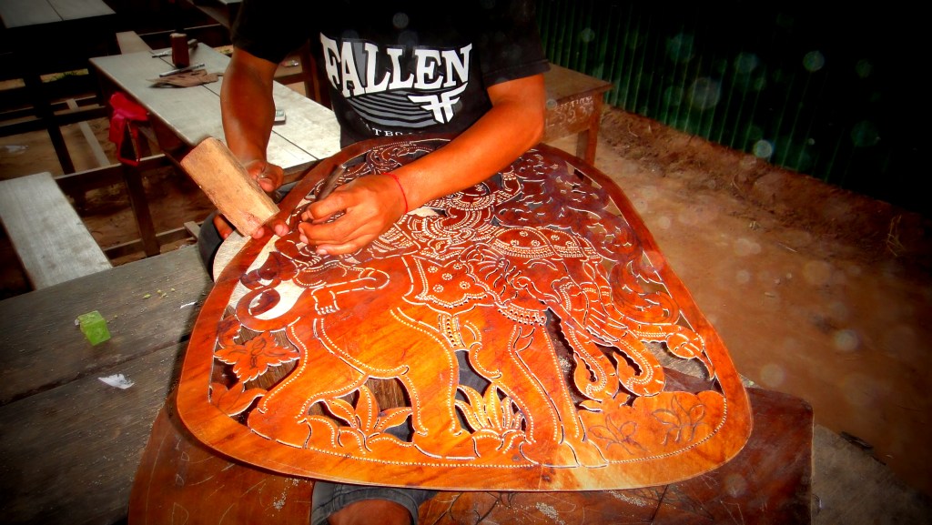Travail du cuir pour théatre d'ombres